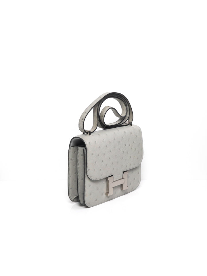 Constance 18 Bleu Glacier Ostrich Paladium Hardware Y
